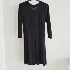 H&M klänning  - Svart långärmad klänning med fint fall  60 kr exkl frakt