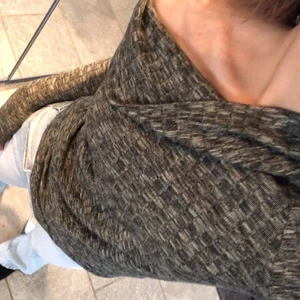 Topp - Jätte fin tröja. Kan sitta nedanför axlarna eller åvanför🤩