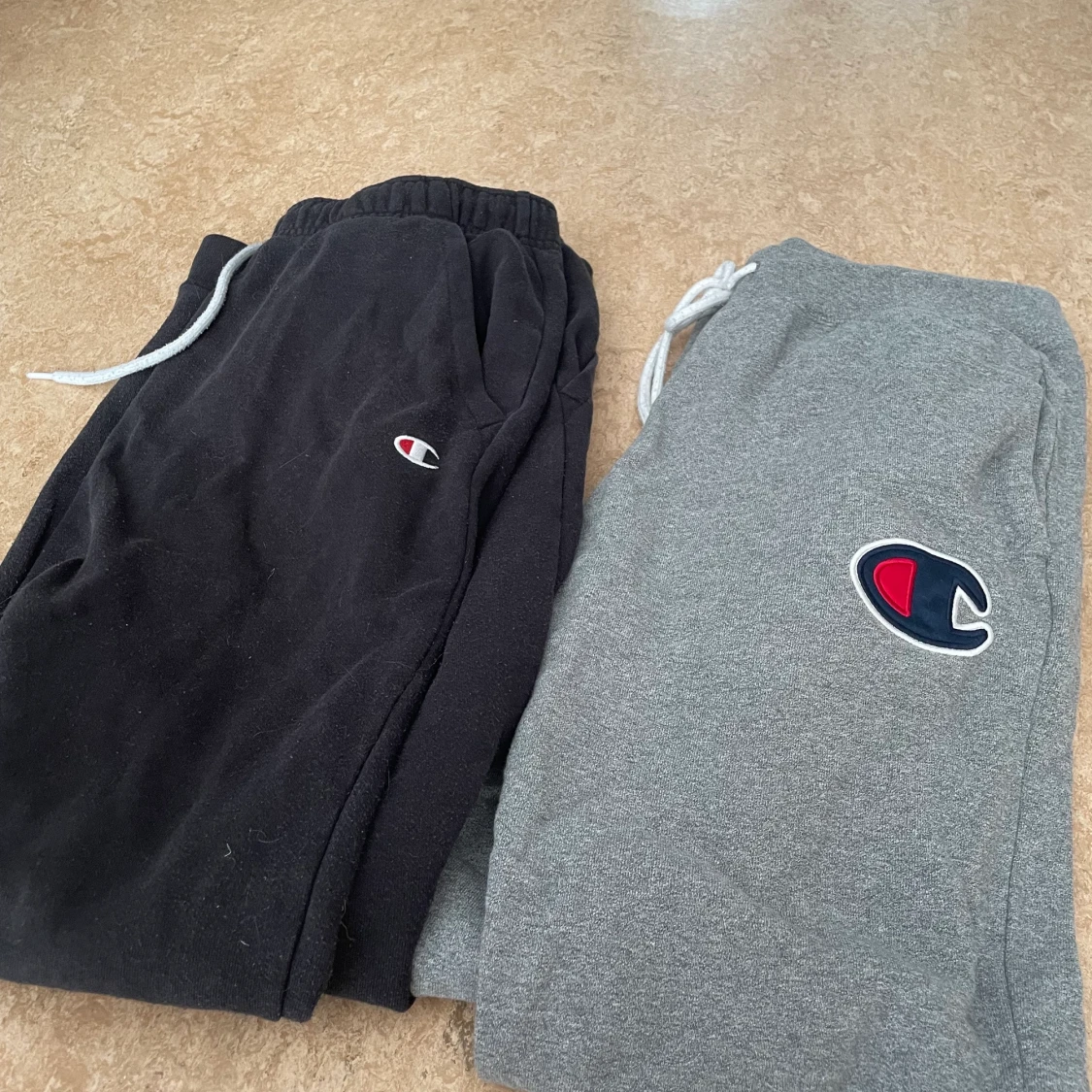Två champion mjukisbyxor 