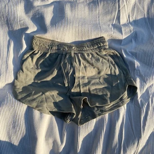 Shorts - Hög midja, sage green färg 