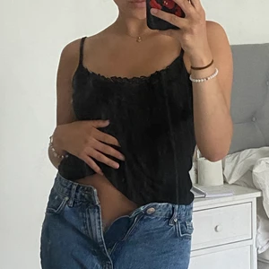 Svart linne - Ett svart enkelt linne i mjukt bomull med ett mönster vid urringningen. Fräshar till linnet lite som är enkelt att styla🖤 Läs bio