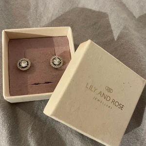 lily and rose örhängen - 129 kr med frakt inkluderat i priset! äkta silver. 