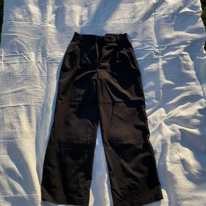 Kostymbyxor - Svarta kostymbyxor med hög midja, sparsamt använda.