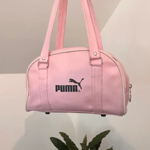 Rosa puma väska - En gullig och rymlig puma väska. Den är inte i bästa skick men fortfarande väldigt fin och inget man direkt ser. 👛🫧 Lite sådär 2000s feeling 💕