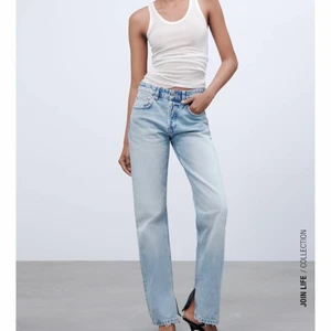 Zara jeans  - Säljer min jättefina och populära zara jeans!💕 jeansen är aldrig använda och har lappen och allt kvar💕de är mid Rise och straight💕 köparen står för ftakten (66kr spårbar) om man vill ha någon annan frakt är det bara att säga till💕