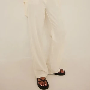 Vita Linnebyxor - Vita/beiga linnebyxor från nakd❤️ Slutsålda på hemsidan. Helt nya aldrig använda, köpte tyvärr fel storlek och missade returneringsdatumet. Nypris 579kr❤️