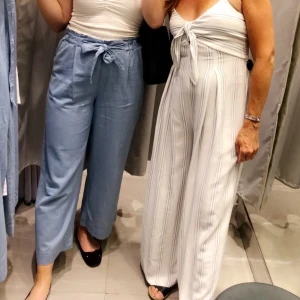 Blåa byxor - Ett par raka byxor i bomull/polyester. Sparsamt använda.