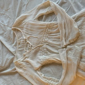 Vit tröja/topp - Aldrig använd super fin men inte min stil!💗🙃 Köp direkt för 300!💗 Om du lagt bud så är det lagt!