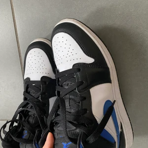 Jordan 1 - (Går att pruta) Säljer mina jordans de säljs just nu helt nya för runt 3,3 tusen därav mitt pris samt med åtanke på ”reporna” på det vita gummit slm man kan fixa med ett medel/färg till skor🤍