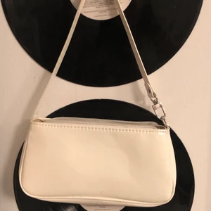 Väska - Säljer denna fina väska från shein! Den är lite fläckig på både insida och utsida men annars i bra skick! Säljer billigt!