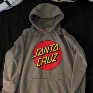 Säljer min Santa Cruz hoodie då jag har för många hoodies! Den är i väldigt väldigt fint skick! Inga skador på märket. Köparen står för frakt. 