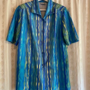 Kortärmad skjorta - Mönstrad skjorta från karelia. Inköpt second hand storlek 42.