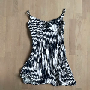 Randig klänning  - Stl: XS Pris: 45 kr 