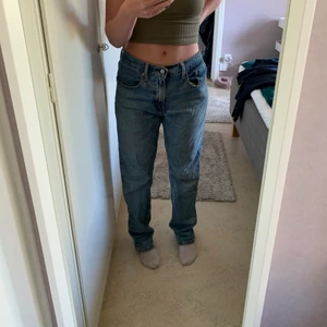 Jeans - Ett par herr jeans (passar jättebra för tjejer också) från Levi som är lågmidjade. W 34 L 34. Jag är 170cm och väger 60kg och det är för långa på mig (funkar bra om man viker upp benen) och stora i midjan (funkar även där om man har ett bra skärp).