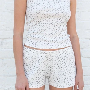 Brandy Melville set - säljer denna exakt brandy Melville set i bra skick. har använt flera gånger men ha flera brandy Melville det och behöver ont denna:) köp för 300 kr + 66 kr frakt