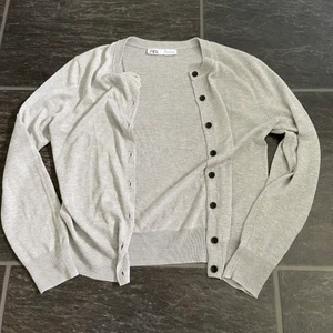 Grå cardigan  - TRYCK INTE PÅ KÖP KNAPPEN!  Säljer denna fina gråa zara cardigan, aldrig använd då den inte är min stil💗 kontakta vid intresse!