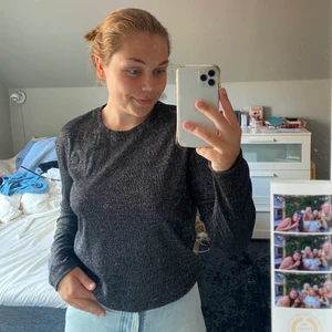 Glittrig tröja Carin Wester - DRÖMMIG glittrig tröja från Carin Wester som är perfekt på fest under vinter halvåret. Den är storlek S. Gillar dej supermycket men tror någon annan hade haft mer användning för den därav säljer jag den. 