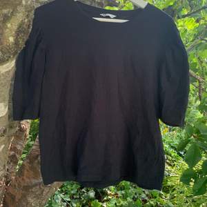 Söt, svart Blus/T-Shirt med liten puffärm från Cubus storlek L. 