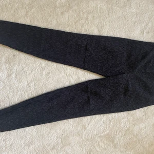 Nya svarta byxor med mönster  - Svarta oanvända byxor med mönster på, de är regular så de kommer passa lite tjat runt benen. 