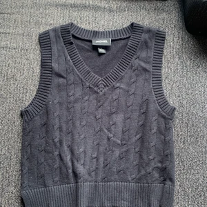 Stickad väst - Populär väst tröja som funkar till allt! Perfekt långd och passform