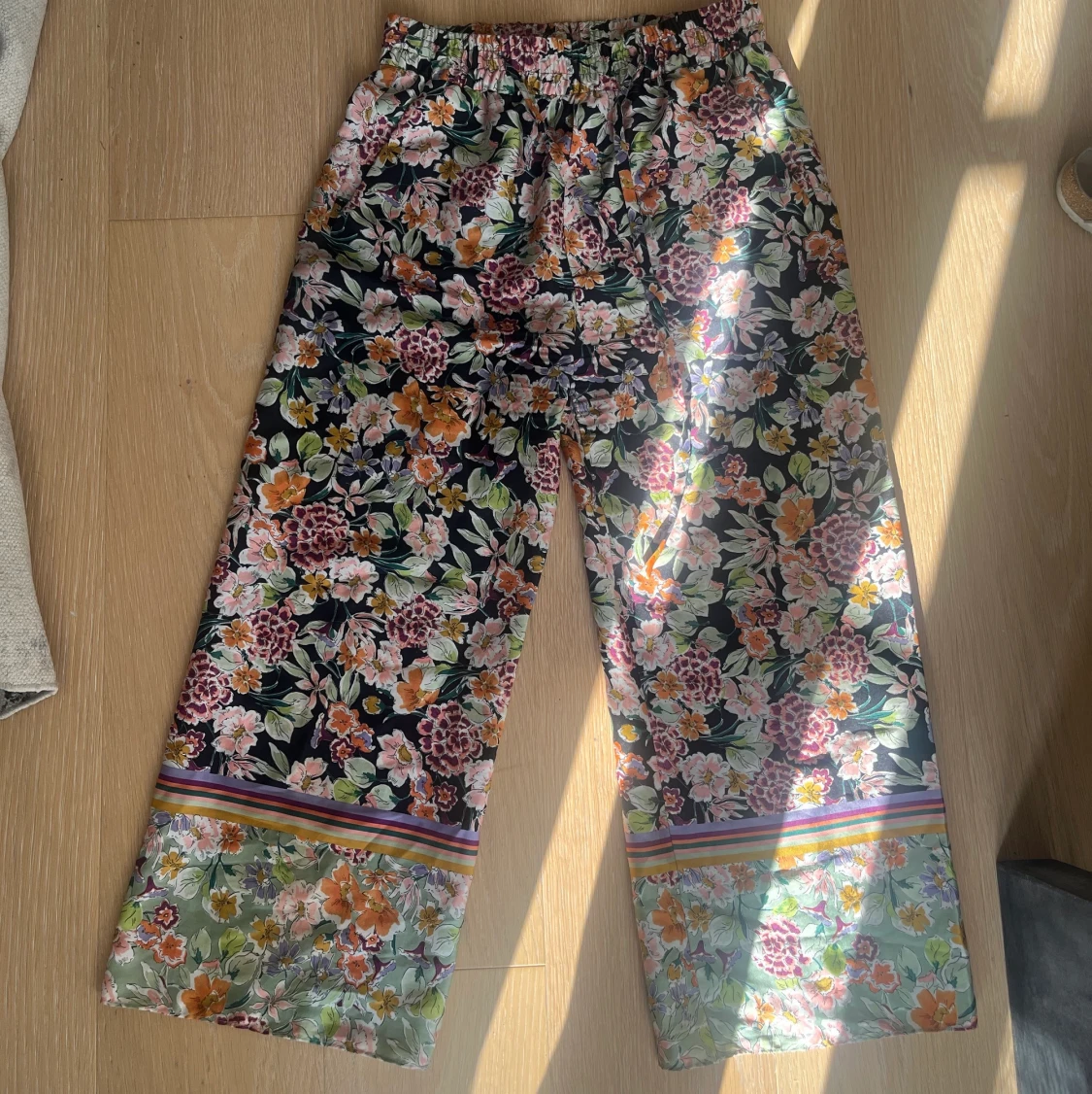 Zara byxor satin strl small - 90