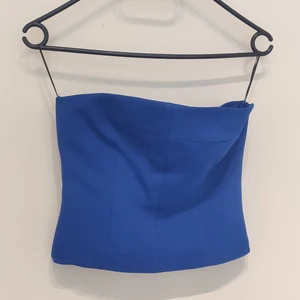 Klarblå top från Zara - 68% polyester  29% viskos, 3% elastan  Aldrig använd, prislapp kvar  Tyvärr lite för liten för mig och jag hann inte lämna tbx i tid ☹️ Ord pris 399