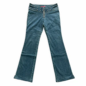 Y2K jeans - !-50%!aghhggg så snygga jeans har haft dom i typ två år men dom har blivit för små för mig😭😭 kommer endast sälja för bra pris .   midja-78cm,,,,, innerbensmått-76cm,,,,,, outseam- 94cm