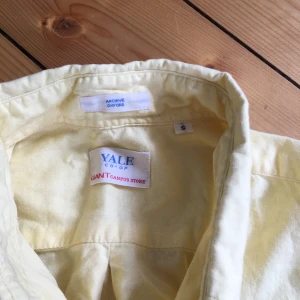 Ljusgul oxfordskjorta från gant  - Herrstorlek S Arkiverad modell