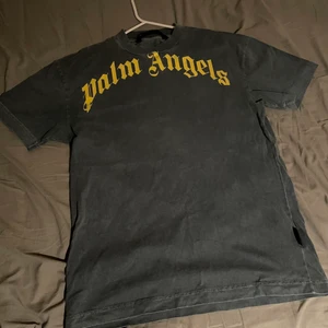 Palm Angels T-Shirt - Nyskick. Nypris: 2799. SEK Oversized fit Autentisk med QR kod.  Grön blå färg