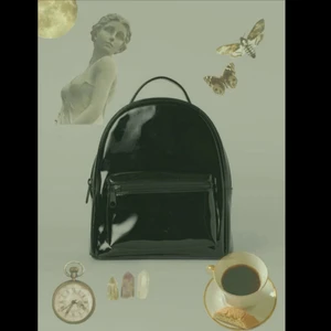 mini ryggsäck - 🎼LÅNAD BILD🎼Fin väska i bra skick🎱Justeringsbara band🕷Orginal pris 170 eller 200 kr🐈‍⬛Kontakta mig för frågor eller mer bilder !ANVÄNDER EJ KÖP NU!