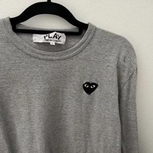 Comme des garçons tröja - Använd ca 5 gånger, herrmodell storlek L men passar mer som M. Nypris 900kr