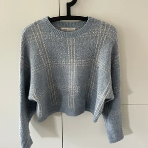 Stickad tröja, Pull & Bear - Fin stickad tröja i blå med vita streckade linjer från Pull & Bear.  