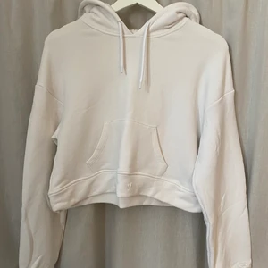 Vit hoodie - Vit hoodie från hollister i använt skick. Den är något croppad och hålen i midjan är till för ett snöre så att den ska knytas i midjan, snöret följer såklart med men sitter inte i för tillfället. Storlek xs 💛 75kr + frakt 