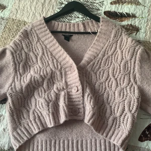 Over-seized kofta - Superfin lila kofta från Lindex i storlek L.✨ Har inte används någon gång och är hållen i fint skick. Säljer då jag tyvärr inte kommer använda den. 