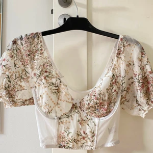 Blommig blus - En jättefin somrig blus i storlek S💕 Jag har endast testat den på annars är den oanvänd och i nyskick😇 Om fler är intresserade blir det budgivning💕💕