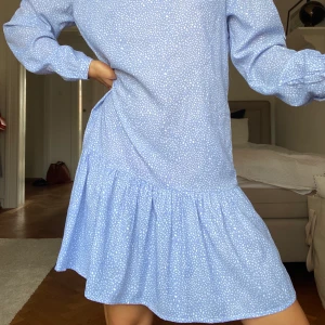 Klänning - Klänning från bikbok. Superskön och ej åtsittande. Knälång på mig(160) . Finaste ljusblå färgen