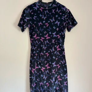 90-tals klänning med fjärilar- aldrig använd  - Aldrig använd 90-talsklänning från ROKOKO. I sammet medfjrilar 