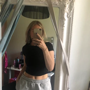 Helt vanlig svart croppad T-shirt! - Jättemjuk och snygg vanlig T-shirt som är lite croppad i modellen, den är i str s och säljer den för 200 kr med frakt inräknat💗💗