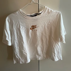 Kortare topp- Nike Air - Oanvänd topp från Nike air. Säljes pga. Flytt. Kortare modell! Passar S-M beroende på passform :)