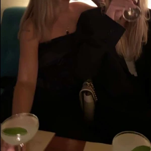 Svart bandeu topp - Fin vanlig svart bandeu, lite kortare i modellen.