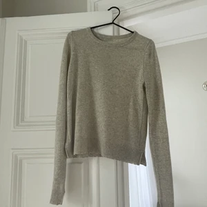 Zadig Voltaire Kashmir tröja  - Säljer nu denna superfina kashmirtröja från Zadig!!! Köp direkt för 600❤️❤️❤️ nypris ca 3000🥰 väldigt sparsamt använt så fortfarande i perfekt skick. De trubbiga kanterna är en del av modellen💞