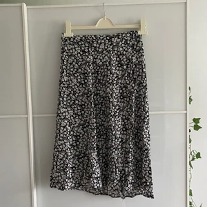 kjol mango  - Säljer denna söta kjol som är köpt på mango.(mycket bra skick). Storlek S men passar även M. 💞✨🫶