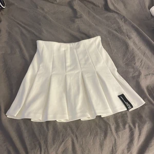 Vit tenniskjol  - Superfin vit tenniskjol från Bershka som man kan styla jättefint! Aldrig använt då jag redan har en liknande 