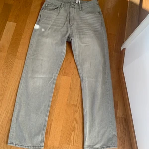 Weekday space relaxed jeans - Tja! Säljer dessa eftertraktade weekday byxor. Färgen är summer grey och modellen är space relaxed. Utsålda överallt, säljer då jag har två par. Storlek 30/32. Hör av er vid frågor!