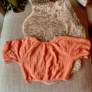 Pink long sleeve top from Gina Tricot  - Är långärmad med puffärmar.Materialet är av god kvalite och är så gott som oanvänd. 