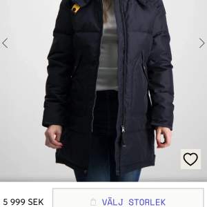 Använd ett få antal gånger, mycket bra skick. Använder ej för att den är för liten. Köpt på kids brand store för 6 000. Har sparat allt man fick när den köptes exempelvis extra märke som kan bytas ut och knappar.