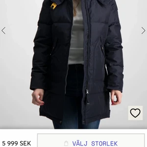 Parajumper jacka SVART PJS MASTERP LONGBEAR BASE - TJEJ - Använd ett få antal gånger, mycket bra skick. Använder ej för att den är för liten. Köpt på kids brand store för 6 000. Har sparat allt man fick när den köptes exempelvis extra märke som kan bytas ut och knappar.