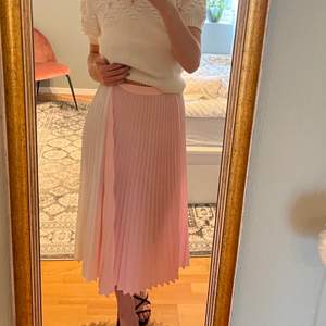 Jättesöt kjol från Other Stories🌸 Storlek 36! Ni står för frakt men kan mötas i stockholm innerstan!
