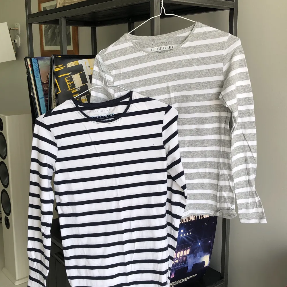 Två fina randiga tröjor som har tyvärr inte kommit till användning längre. Man kan få båda för 100 eller en för 50. En är storlek 38 och den andra är 36❤️ kontakta mig för fler bilder 😌. Blusar.