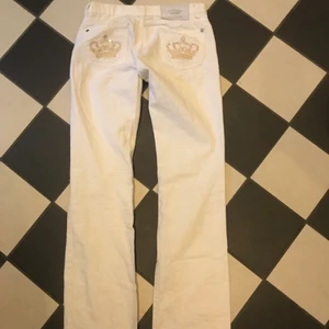 Vita Victoria beckham jeans - Vita lågmidjade Victoria beckham jeans. Bra skick men några få små fläckar och något slitet längst ner på byxan men verkligen inget man lägger märke till. Frakt är utöver priset